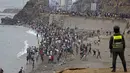 Para imigran berkumpul di sepanjang pagar di lokasi bentrokan dekat Fnideq, di perbatasan Maroko-Spanyol, Jumat, 31 Juli 2026. (AFP/  Abdel Majid Bziouat)