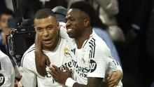 Pemain Real Madrid, Vinicius Junior (kanan) merayakan gol bersama Kylian Mbappe dalam laga lanjutan Liga Spanyol 2024/2025 melawan Girona di Santiago Bernabeu Stadium, Madrid, Minggu (23/02/2025) waktu setempat. (AFP/Pierre-Philippe Marcou)