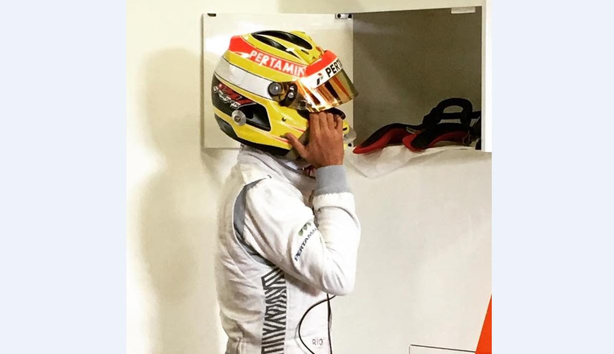 Rio Haryanto bersiap jelang tes pramusim di Sirkuit Catalunya, Barcelona, Spanyol, Kamis (24/2/2016). (Bola.com/Rio Haryanto Media)