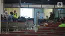 Keluarga penumpang dan kru menunggu informasi di Posko Crisis Center Sriwijaya Air SJ 182, Terminal 2D Bandara Soekarno-Hatta, Tangerang, Banten, Sabtu (9/1/2021). Sriwijaya Air SJ 182 diduga jatuh di perairan Kepulauan Seribu. (merdeka.com/Imam Buhori)