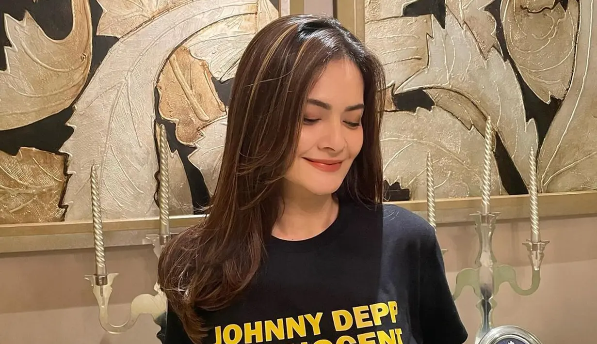 Cut Tari, presenter keturunan Aceh yang penampilannya awet muda. Cut Tari yang penampilannya kece ini selalu membuat warganet terpesona. Tak heran, banyak netizen terpesona dengan tinggalkan banyak komentar positif di kolom komentar foto. (Liputan6.com/IG/cuttaryofficial)