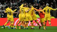 Barcelona menang empat gol tanpa balas atas Real Madrid pada laga pekan ke-29 La Liga di Santiago Bernabeu, Senin (21/3/2022) dini hari WIB. (AFP/PIERRE-PHILIPPE MARCOU)