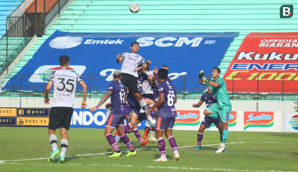 Di babak kedua Persikabo 1973 tampil ngotot demi mengejar ketertinggalan dari Persita Tangerang yang sudah unggul dua gol lebih dulu. (Bola.com/Nandang Permana)