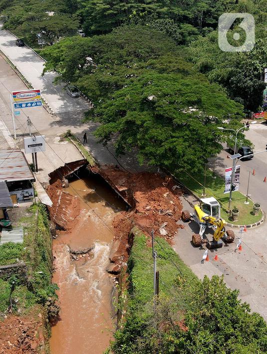 Pemandangan jalan ambles di ruas Jalan Boulevard, Grand Depok City (GDC), Kota Depok, Jawa Barat, Selasa (13/4/2021). Petugas mengalihkan arus lalu lintas di sekitar lokasi untuk mempermudah evakuasi. (Liputan6.com/Herman Zakharia)