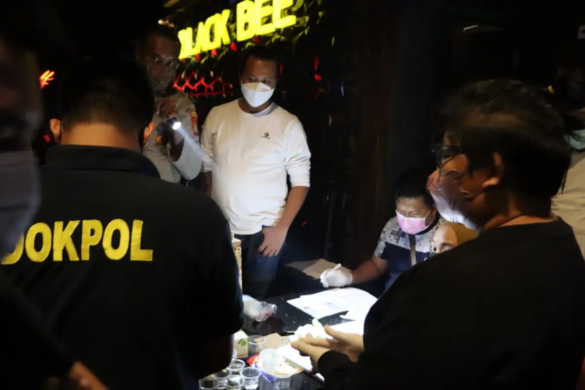 Jajaran Satuan Narkoba Polres Tangerang Selatan menyegel dua tempat hiburan malam karena melanggar aturan