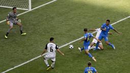 Gelandang Brasil, Philippe Coutinho, mencetak gol ke gawang Kosta Rika pada laga Piala Dunia di Stadion Saint-Petersburg, Jumat (22/6/2018). Brasil menang 2-0 atas Kosta Rika. (AP/Michael Sohn)