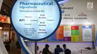 Petugas berbincang dengan pengunjung selama pameran niaga bahan baku industri farmasi Convention on Pharmaceutical Ingredients South East Asia (CPhI SEA) 2018 di JIExpo Jakarta, Kamis (29/3). (Liputan6.com/Angga Yuniar)