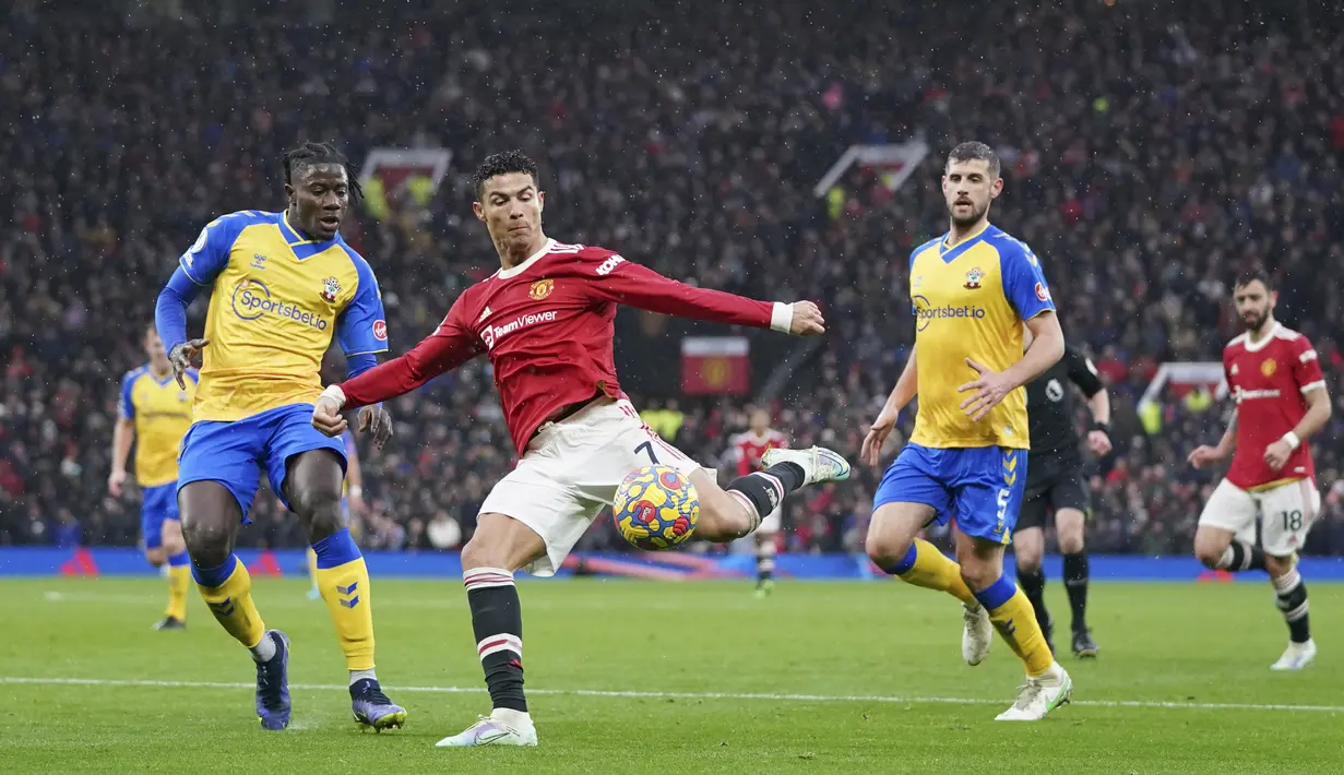 MU unggul lewat gol Jadon Sancho dari assist Marcus Rashford di menit 21. Southampton membalas lewat gol Che Adams di menit 48. (AP/Jon Super)