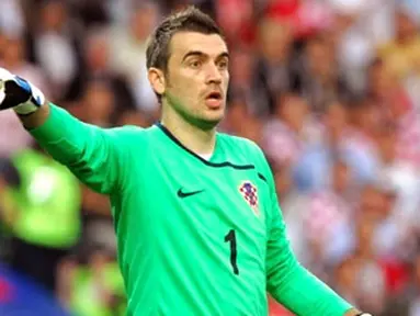 Croatian goalkeeper Stipe Pletikosa gives instructions to his teammates during their Euro 2008 Championships Group B football match Austria vs. Croatia on June 8, 2008 at Ernst-Happel stadium in Vienna, Austria. AFP PHOTO/MLADEN ANTONOV