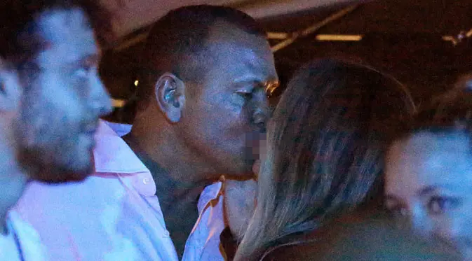 Jennifer Lopez dan Alex Rodriguez berciuman di New York. (eonline.com)