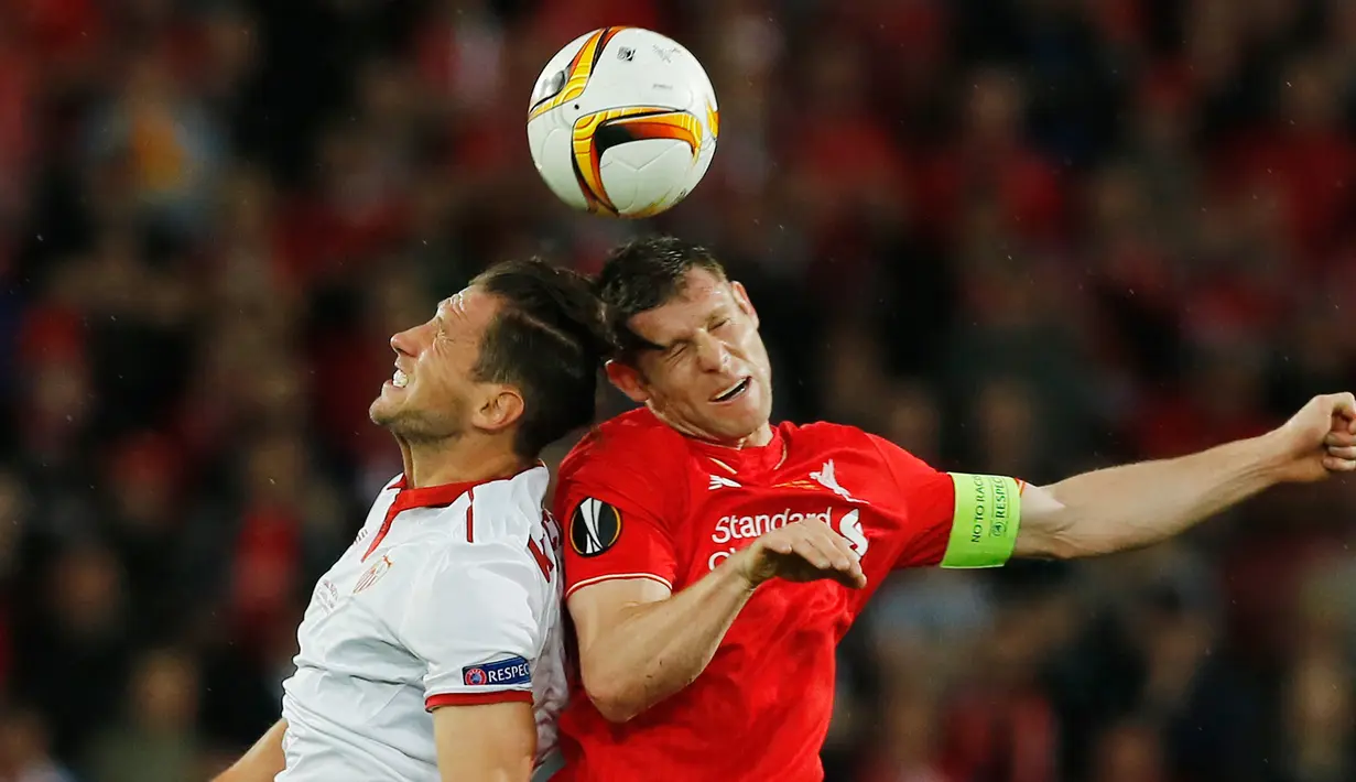 Gelandang Liverpool, James Milner (kanan) berebut bola udara dengan gelandang Sevilla, Grzegorz Krychowiak pada final Liga Europa di Basel, Swiss (19/5). Sevilla meraih tiga kali gelar juara Piala UEFA secara berturut-turut. (Reuters/Marcelo del Pozo)