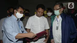 Mantan Ketua Umum PPP Muhammad Romahurmuziy atau Romy melihat berkas saat keluar dari Rumah Tahanan KPK di Jakarta, Rabu (29/4/2020). Sebelumnya, Romy ditahan terkait suap jual beli jabatan di Kementerian Agama. (merdeka.com/Dwi Narwoko)