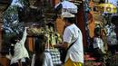 Umat Hindu Bali menyalakan dupa saat merayakan Hari Raya Galungan di Pura Amerta Jati, Jalan Punak, Pangkalan Jati, Cinere, Depok, Jawa Barat, Rabu (8/6/2022). Hari Raya Galungan merupakan hari merayakan kemenangan kebaikan (Dharma) melawan kejahatan (Adharma). (Liputan6.com/Johan Tallo)
