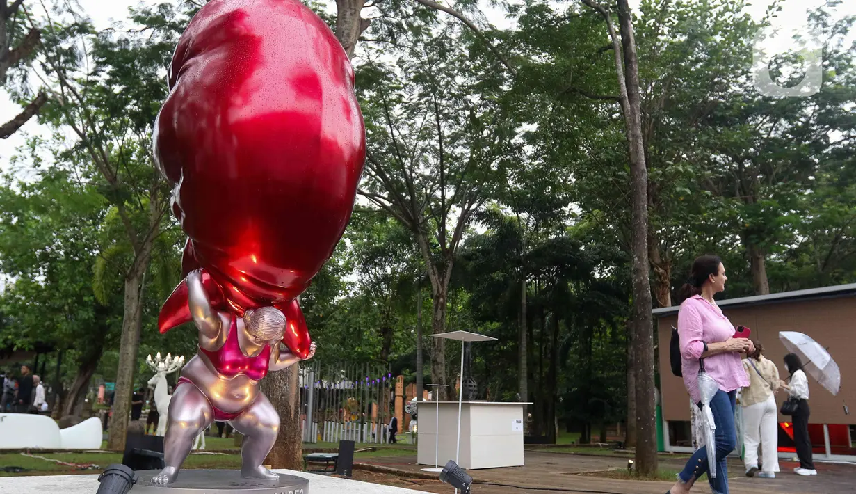 Karya seni yang ditampilkan dalam pameran Art Jakarta Gardens 2023 di Hutan Kota Plataran, Senayan, Jakarta Pusat, Selasa (7/2/2023). Pameran seni Art Jakarta Gardens kembali digelar tahun ini mulai dari tanggal 7 - 12 Februari 2023, dalam pameran ini, pengunjung dapat menjelajahi kombinasi presentasi karya seni rupa yang ditampilkan dari dalam dan luar ruangan dengan karya berupa patung, instalasi, dan objek dua dimensi. (Liputan6.com/Herman Zakharia)