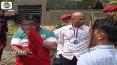 Puluhan aktivis mendatangi KPK dan meminta Aris dipecat karena dinilai mengkhianati institusi KPK.