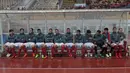 Para pemain cadangan timnas Indonesia U-23 saat menyaksikan laga melawan Suriah U-23 pada laga persahabatan di Stadion Wibawa Mukti, Bekasi, Rabu (16/11/2017). Indonesia kalah 2-3. (Bola.com/NIcklas Hanoatubun)