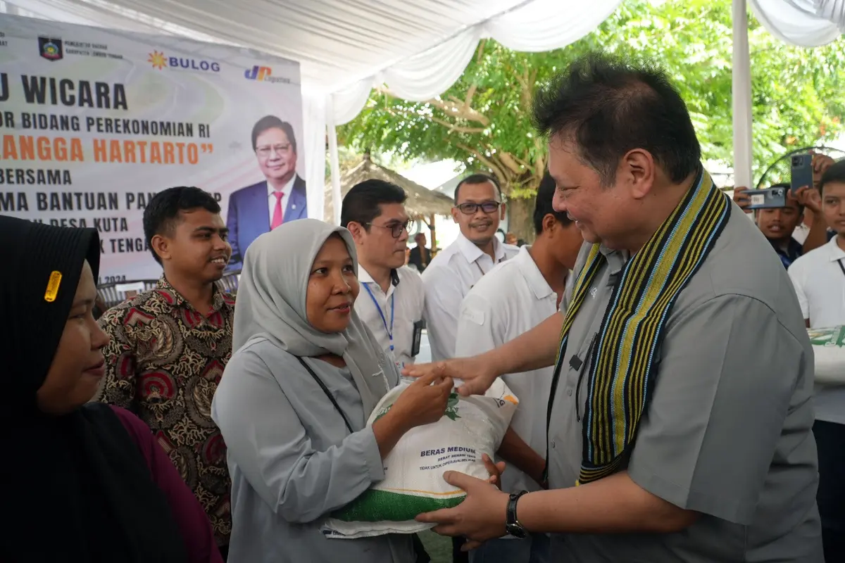 Menteri Koordinator Bidang Perekonomian Airlangga Hartarto dalam acara “Temu Wicara dan Penyaluran Bantuan Pangan Beras” di Kantor Desa Kuta, Kecamatan Pujut, Kabupaten Lombok Tengah, Minggu (14/01).