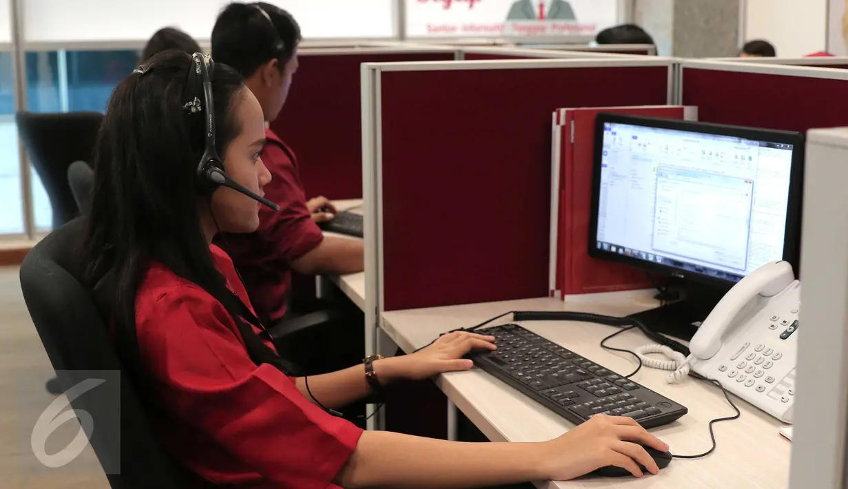  Petugas tengah melakukan pelayanan call center di Kantor Otoritas Jasa Keuangan (OJK), Jakarta, Rabu (4/11/2015). OJK memastikan enam peraturan berkaitan dengan pasar modal syariah diterbitkan sebelum 2015 berakhir. (Liputan6.com/Angga Yuniar) 