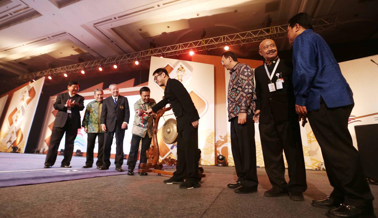 Bintang Film Jet Li dan Menpora Imam Nahrawi memukul gong tanda Pembukaan Kejuaraan Dunia Wushu 2015 di JCC, Senayan, Jakarta, Jumat (13/11/2015) WIB. (Bola.com/Nicklas Hanoatubun)
