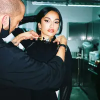 Simak tampilan stylish Rihanna yang kenakan sepatu karya Amina Muaddi, Desainer yang Diduga Selingkuhan A$AP Rocky. (Foto: Instagram/ Amina Muaddi)