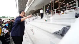 Erick Thohir saat meninjau salah satu fasilitas yaitu bangku penonton stadion Gelora Sriwijaya Jakabaring (GSJ) yang diperuntukkan untuk arena Piala Dunia U-20 2023 di Jakabaring Sport City (JSC), Palembang, Sumatera Selatan, Sabtu (11/3/2023). (Dok. LOC)