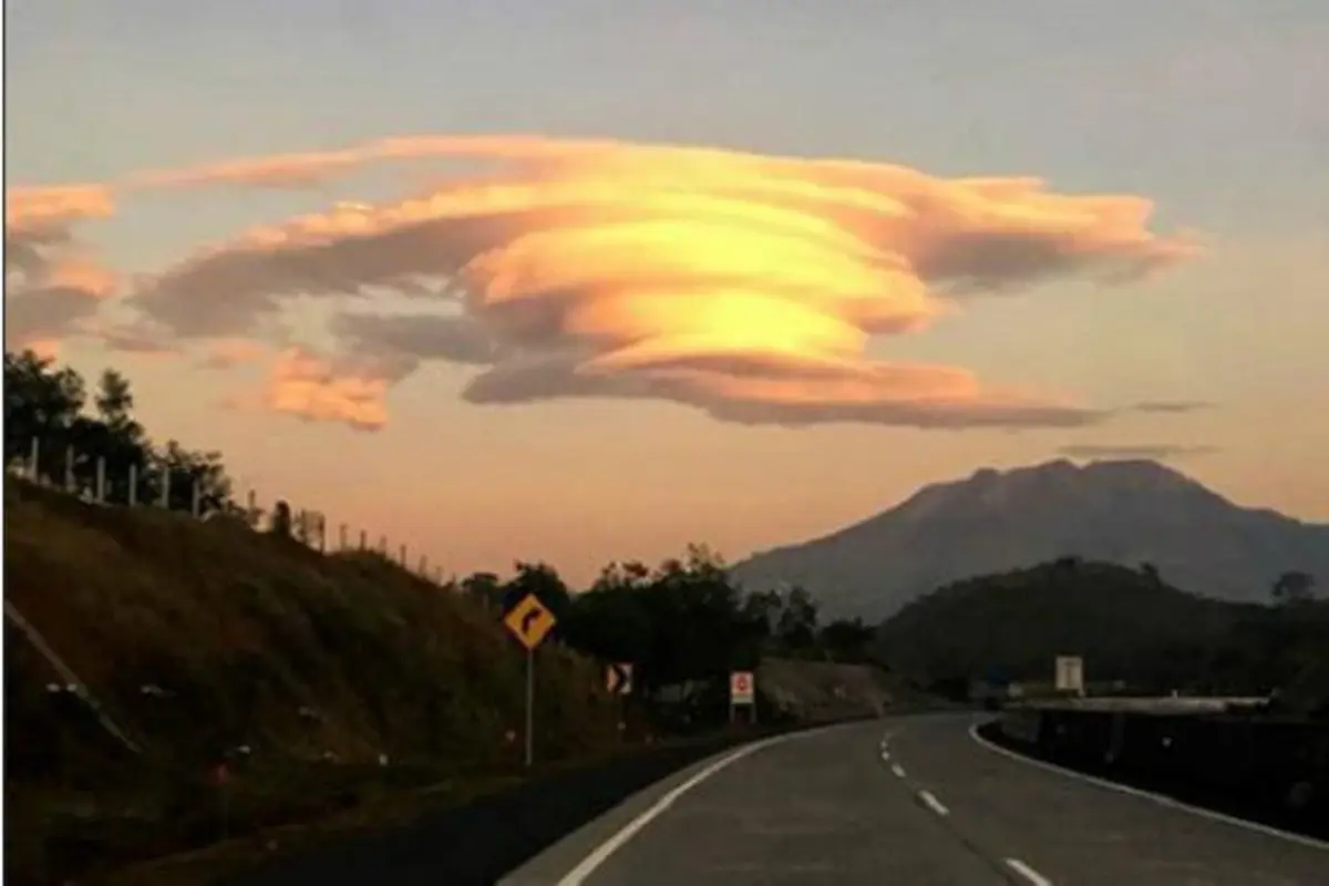 Fenomena Alam Gunung Ungaran, Awan Berbentuk UFO