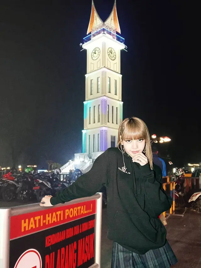 6 Editan Foto Lisa Blackpink Jika Menetap di Bukittinggi Ini Kocak