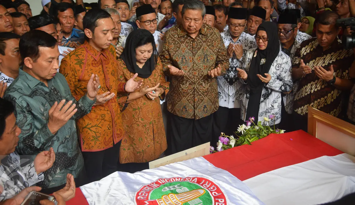 Mantan Presiden Republik Indonesia Susilo Bambang Yudhoyono (kelima kanan)  beserta Ani Yudhoyono dan Edhie Baskoro Yudhoyono saat berdoa didepan peti jenazah Sulistyo di Semarang, Selasa (15/4). (Gholib)