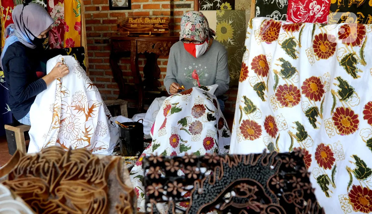 Warga menyelesaikan pembuatan batik tulis di Batik Bumiku di Kampung Batik Cibuluh, Kota Bogor, Senin (21/09/2020). Menyiasati dampak ekonomi akibat pandemi COVID-19, mereka membuat masker batik buatan tangan. (merdeka.com/Arie Basuki)