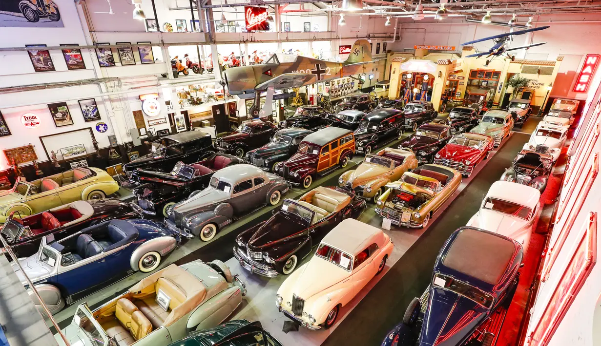 Sejumlah kendaraan yang dipamerkan di Klairmont Kollections di Chicago, Illinois, Amerika Serikat (AS) (25/10/2020). Klairmont Kollections merupakan sebuah museum koleksi mobil pribadi yang menampilkan lebih dari 300 kendaraan. (Xinhua/Joel Lerner)