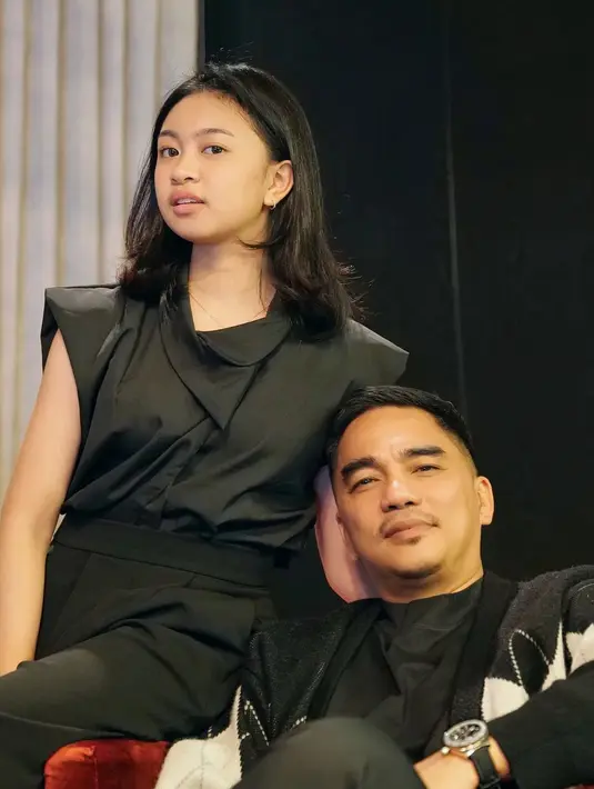 <p>Dibalik kesuksesannya dan bergelimang harta, ia tak lagi memiliki banyak waktu bersama keluarga. Ia merasakan lebih hancur saat memiliki banyak uang. Kehilangan momen tak bisa melihat perkembangan anak-anak hingga kecewa saat pulang putrinya memanggil Om. [Instagram/mr_enda_ungu]</p>