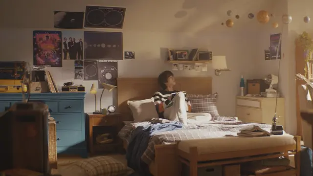 Merchandise Coldplay yang Terlihat di Kamar Jin di Video Musik The Astronaut.