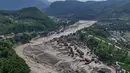 Rumah-rumah yang rusak berdiri dalam kondisi rawan di dekat tepian Sungai Trishuli yang meluap dan dipenuhi puing-puing setelah banjir bandang melanda distrik Nuwakot, Nepal, pada hari Rabu, 26 Agustus 2026. (Foto AP/Niranjan Shrestha)