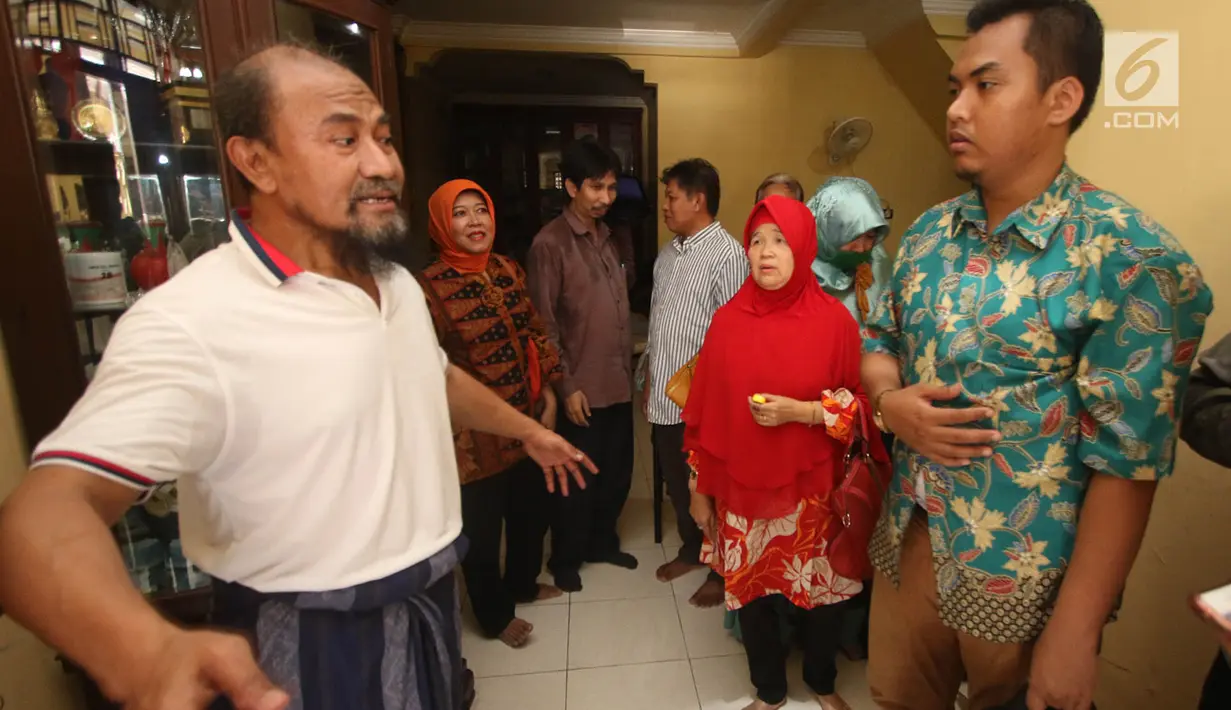 Pemilik PT Assyifa Mandiri Wisata, Ali Zainal Abidin memberikan penjelasan kepada calon jemaah yang mendatangi rumahnya di Pondok Bambu, Jakarta, Kamis (7/9). Mereka meminta kejelasan uang yang telah diserahkan sejak 2016. (Liputan6.com/Immanuel Antonius)