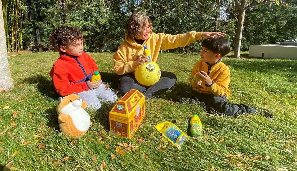 “Tapi begitu anak-anak saya bangun pasti mereka datang ke kantornya Rifat yang saya pakai buat studio, langsung. 'Mom, mom, mau ini, mau itu'. Memang distraksinya banyak banget," kata Sissy Priscillia. (Instagram/sysiio)