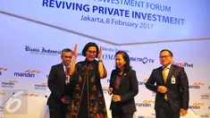 Menkeu Sri Mulyani Indrawati (kedua kiri) berbincang dengan Menteri BUMN Rini Soemarno usai membuka Mandiri Investment Forum (MIF) 2017 di Jakarta, Rabu (8/2). MIF 2017 memperkenalkan peluang investasi sektor riil di Indonesia. (Liputan6.com/Angga Yuniar)