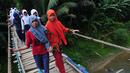 Sejumlah pelajar melintas di jembatan gantung Lebak-Banten. Foto diambil pada Selasa (5/11/2014) (Liputan6.com/Johan Tallo)