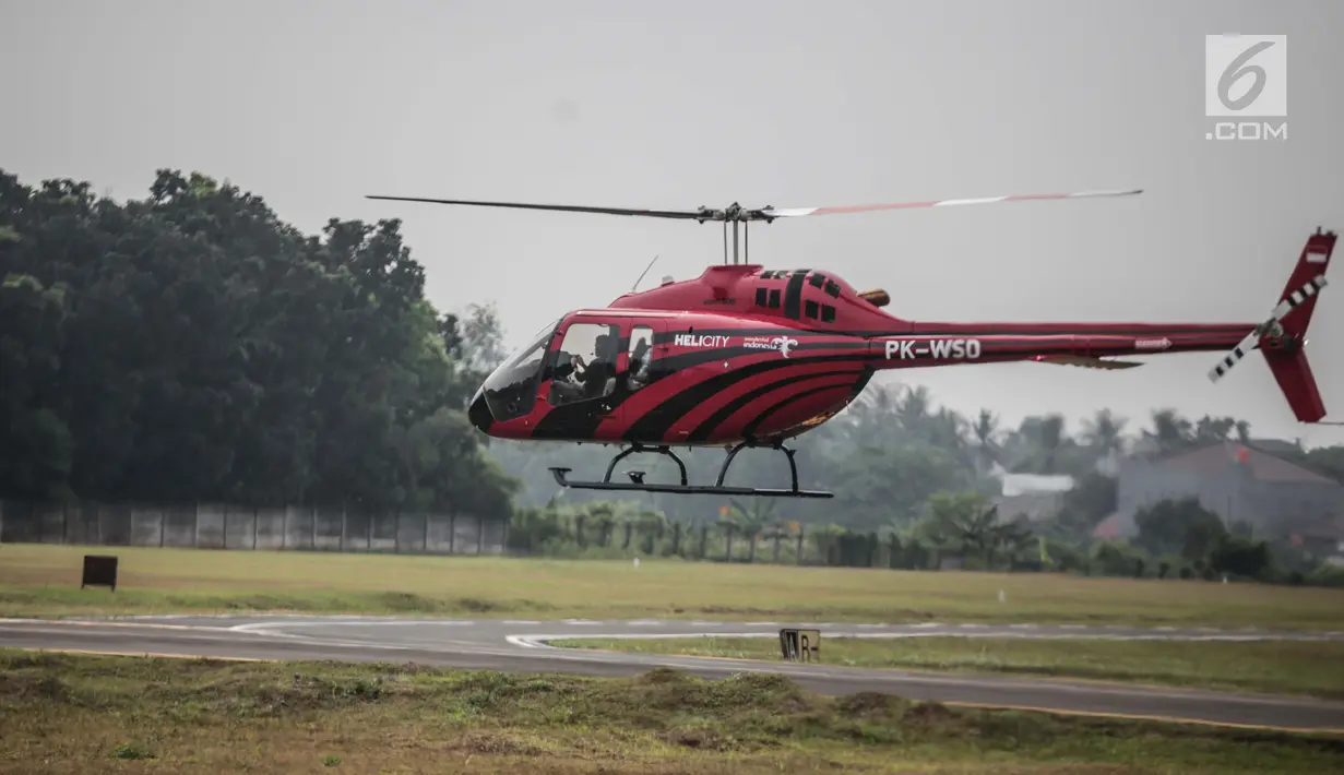 Helikopter jenis Bell 505 membawa pemudik di Bandara khusus Wiladatika, Cibubur, Jakarta, Senin (3/6). Peminat mudik dengan helikopter dari tahun ke tahun terus mengalami peningkatan permintaan. (Liputan6.com/Faizal Fanani)