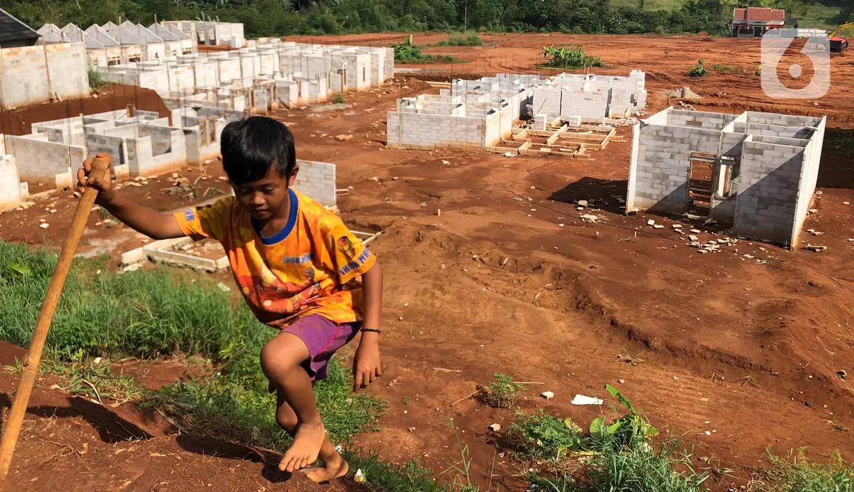 Seorang anak berjalan di dekat pembangunan perumahan di kawasan Depok, Jawa Barat, Selasa (7/4/2020). Hal ini diperkirakan akan terus berdampak pada pergerakan harga di triwulan berikutnya. (Liputan6.com/Immanuel Antonius)