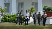 Mengenakan kemeja putih, Presiden Jokowi berjalan menuju tempat konpers yang diadakan di halaman Istana Merdeka, Jakarta, (22/10/14). (Liputan6.com/Herman Zakharia) 