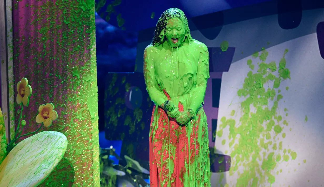 Ekspresi Demi Lovato saat disemprotkan slimed dalam Kids Choice Awards di Los Angeles, California, AS, (11/3). Penyanyi cantik campuran Latin dan AS itu mendapat semprotan cairan hijau 'slimed' di seluruh tubuhnya. (Chris Pizzello/Invision/AP)