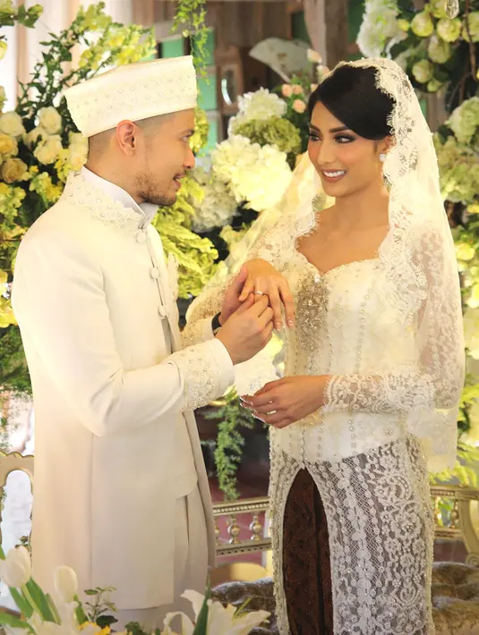 Sebelum mengucapkan ijab kabul, penghulu meminta kedua calon pengantin minta doa restu pada orang tua. Dengan haru, Tyas meminta izin pada sang bunda, Hedy Elias dan kakak kandungnya sebagai pengganti almarhum ayahnya. (Bambang E. Ros/Bintang.com)