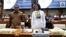 Menteri Keuangan Sri Mulyani (kanan) menyapa peserta saat mengikuti rapat kerja dengan Komisi XI DPR RI di Gedung Nusantara I, Jakarta, Senin (4/11/2019). Ini merupakan rapat perdana Menkeu dengan Komisi XI DPR RI. (Liputan6.com/JohanTallo)