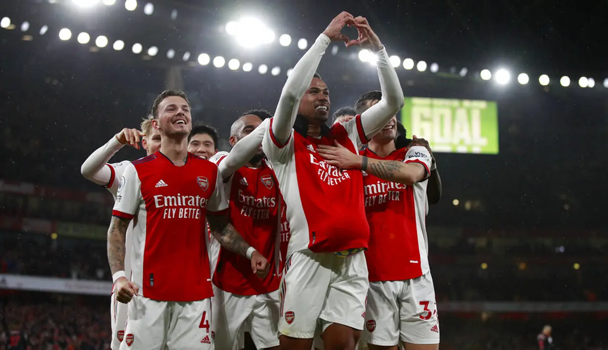 Pemain Arsenal Gabriel Magalhaes (kedua kanan) memberi isyarat saat merayakan dengan rekan setimnya usai mencetak gol ke gawang Southampton pada pertandingan sepak bola Liga Inggris di Emirates Stadium, London, Inggris, 11 Desember 2021. Arsenal menang 3-0. (AP Photo/Ian Walton)