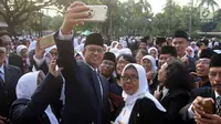 Gubernur DKI Jakarta Anies Baswedan berswafoto usai melantik dan mengambil sumpah jabatan pejabat fungsional di halaman Balai Kota DKI Jakarta, Senin (4/6). Sebanyak 916 pejabat fungsional dilantik hari ini. (Liputan6.com/Arya Manggala)