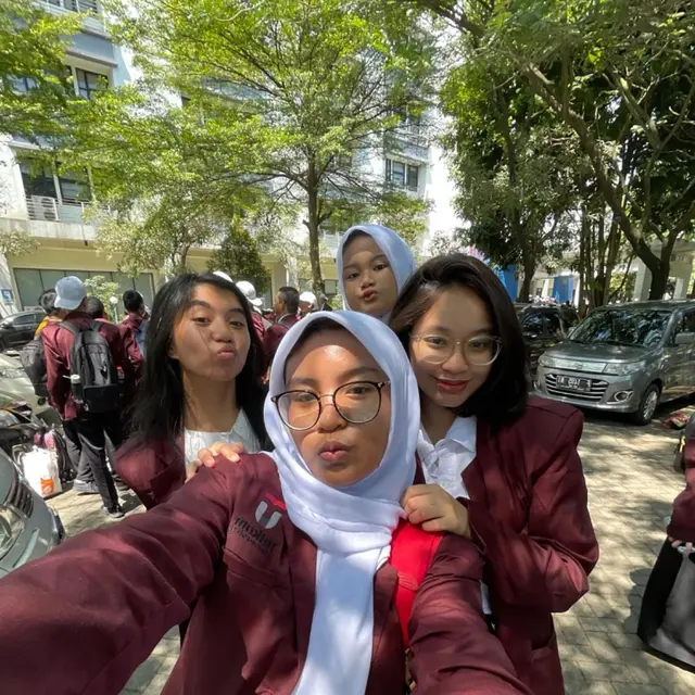 6 Potret Shakiena Azalea Anak Okie Agustina Kini Sudah Kuliah, LDR dengan Keluarga