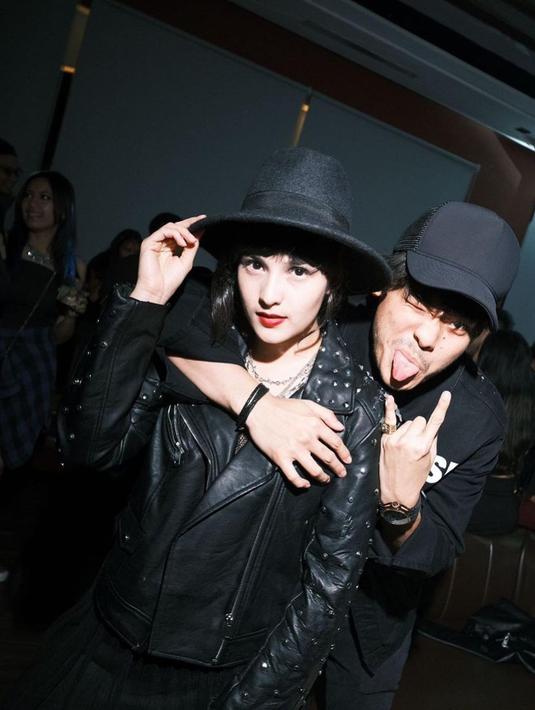 Chelsea Islan kompak dengan Clinton mengenakan pakaian serba hitam. Melihat dandanannya, keduanya tengah merayakan Halloween. (Foto: Instagram/@robclintonkardinal)