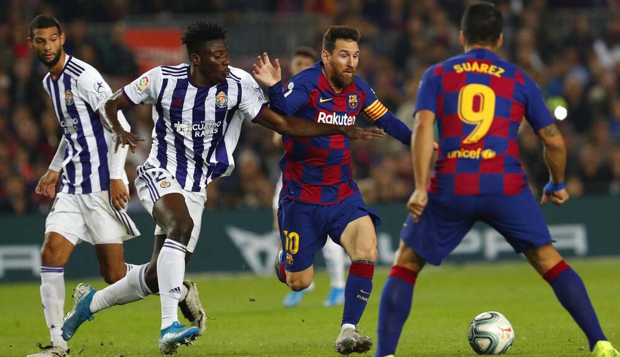Striker Barcelona, Lionel Messi, berusaha melewati pemain Real Valladolid pada laga La Liga 2019 di Stadion Camp Nou, Selasa (29/10). Barcelona menang 5-1 atas Real Valladolid. (AP/Joan Monfort)