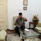 Gubernur Sumbar berbincang dengan presiden melalui sambungan telepon. (Liputan6.com/ Humas Pemprov Sumbar)