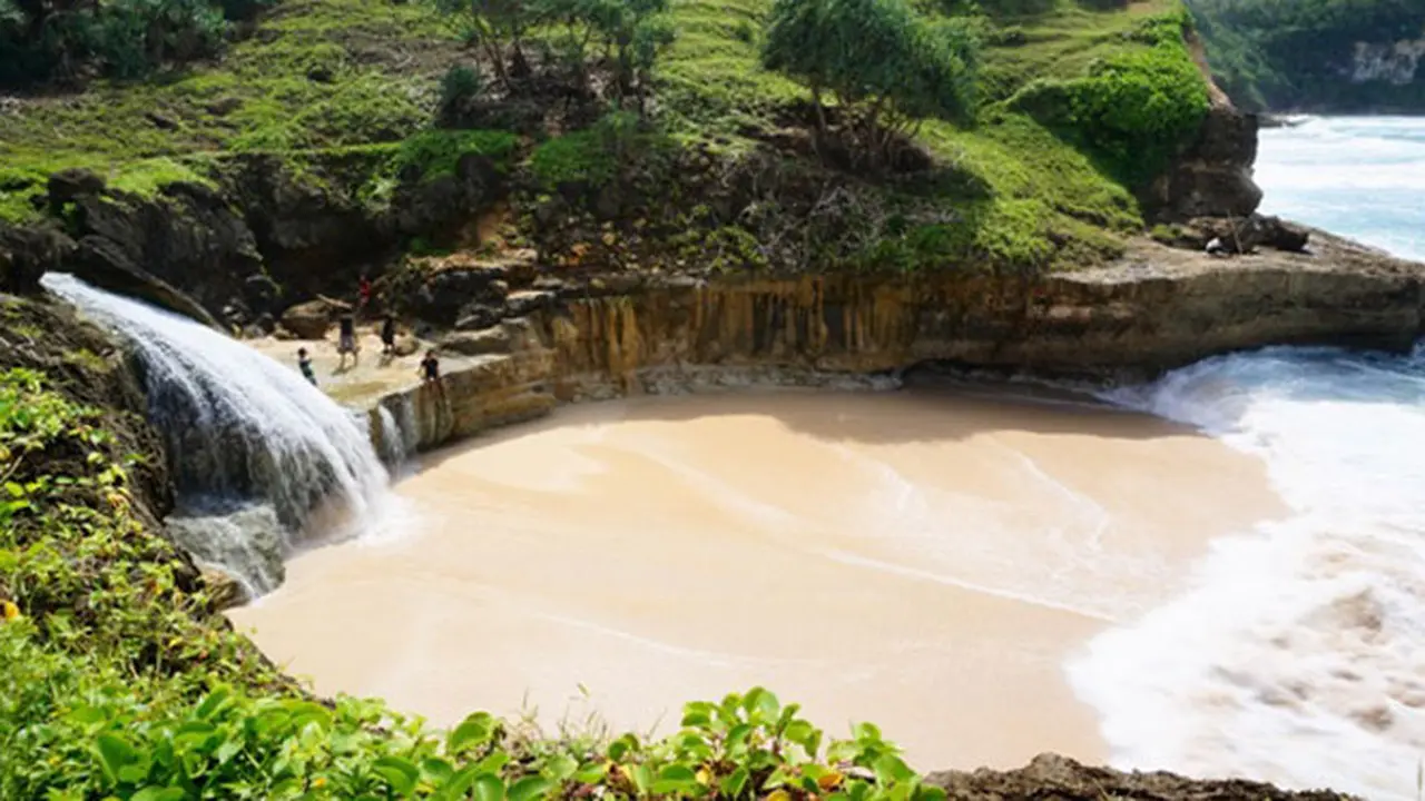 Jelajah Pantai dan Goa Terunik di Surga Alam Pacitan